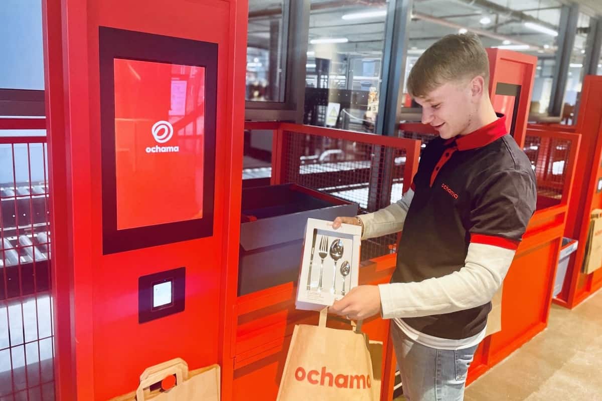 Shoppers in the Netherlands can now pick up online orders with the help of robots. Image courtesy of JD.com