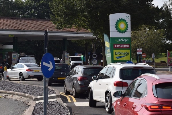 Queuing cars waiting to buy fuel at a BP petrol filling station in Berkshire last month as British drivers panic buy fuel. Image: Amani A/Shutterstock.com
