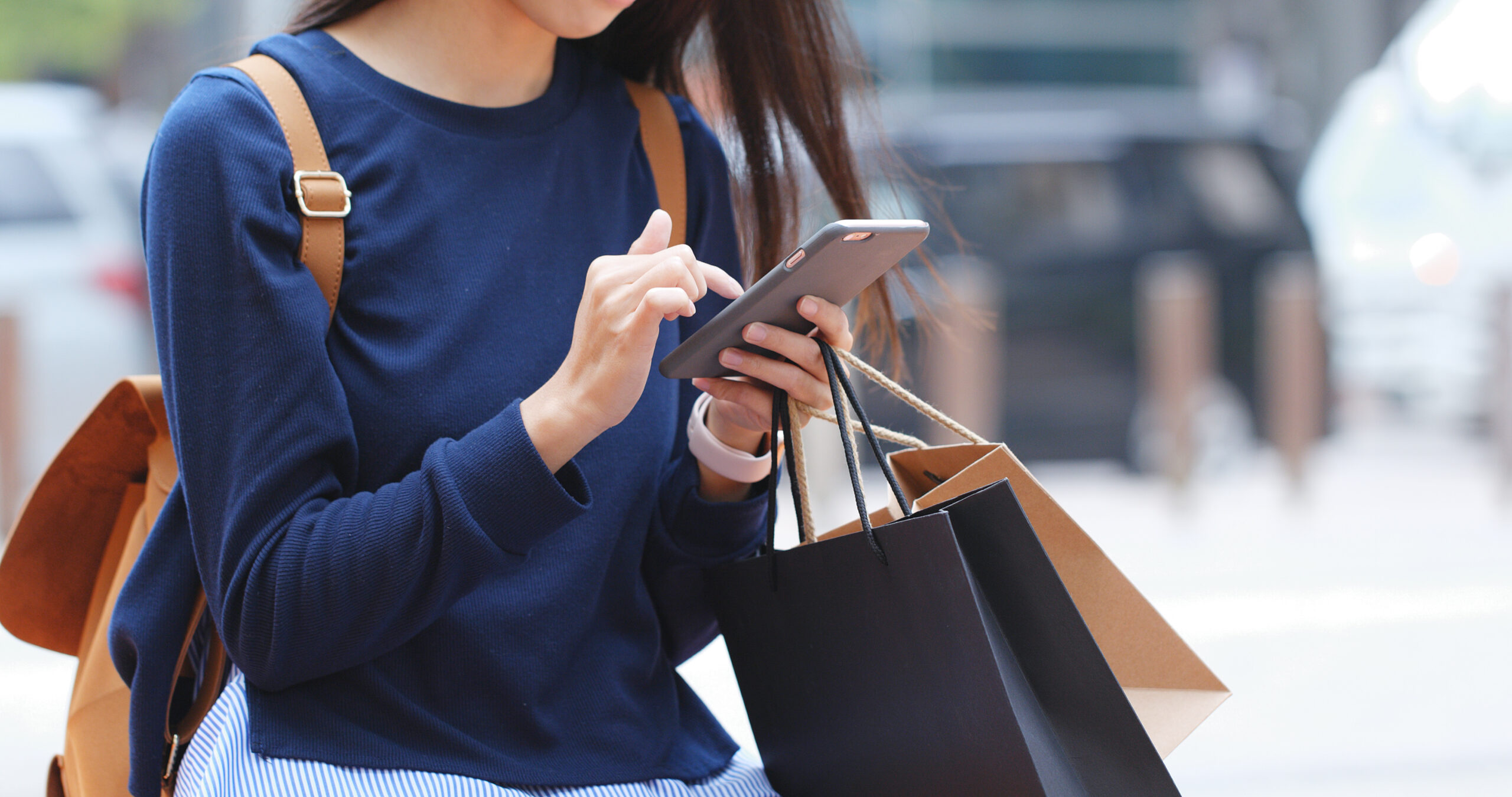 Woman,Look,At,Mobile,Phone,And,Holding,Shopping,Bag