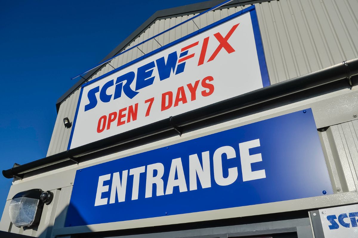 screwfix-store-entrance (1)